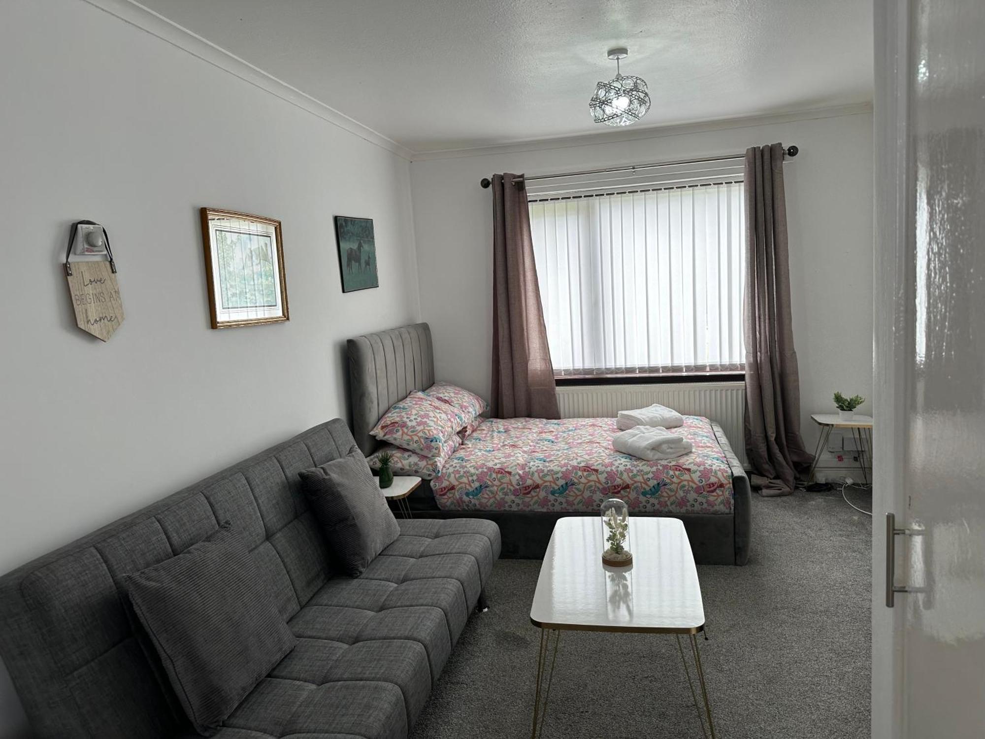 Lovely 3 Bedroom House Close To City Centre Питърли Екстериор снимка